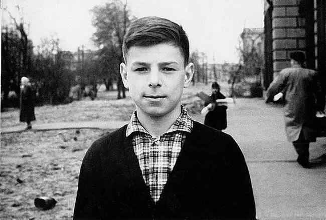Осень 1961го Валере Харламову рекомендованы прогулки в ближайшем парке Отец - фото 85