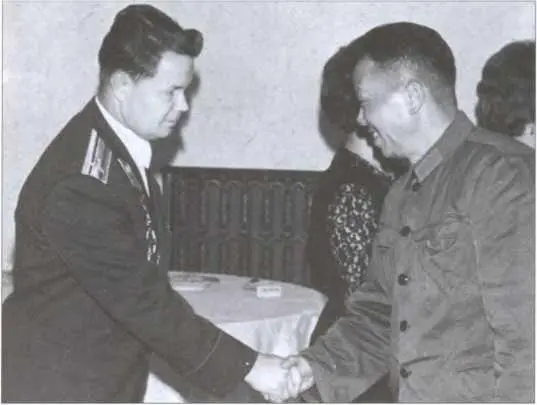 Советский военный атташе Василий Иванов приветствует атташе КНР Визит Н С - фото 21