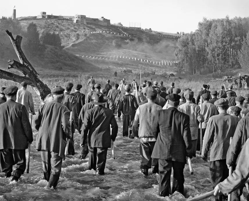 С Бондаренко на основе воспоминаний очевидцев пишет в своей статье Их - фото 47