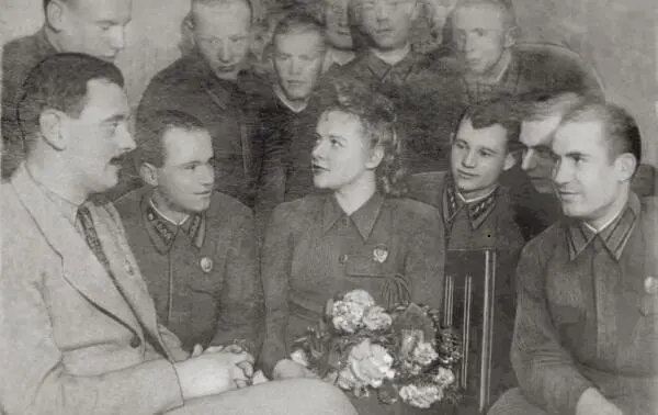 Май 1941 года Зоя Федорова и Сергей Михалков на встрече в редакции газеты - фото 37