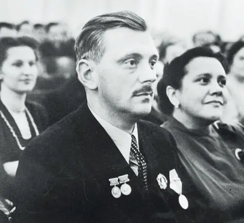 СВ Михалков и НП Кончаловская 1954 год Сергей Владимирович Михалков с - фото 49