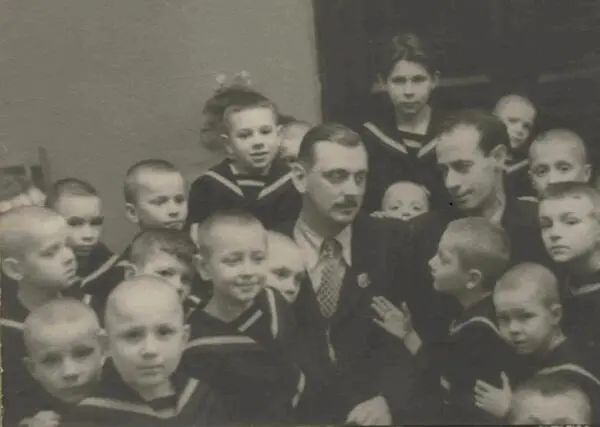 А это мои главные читатели Сергей Михалков Лев Кассиль Агния Барто - фото 55