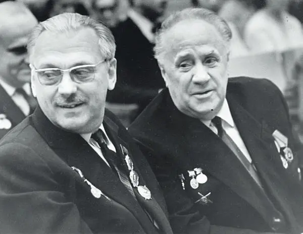 С Михаилом Жаровым на сессии Верховного Совета СССР 1993 год С Леонидом - фото 87