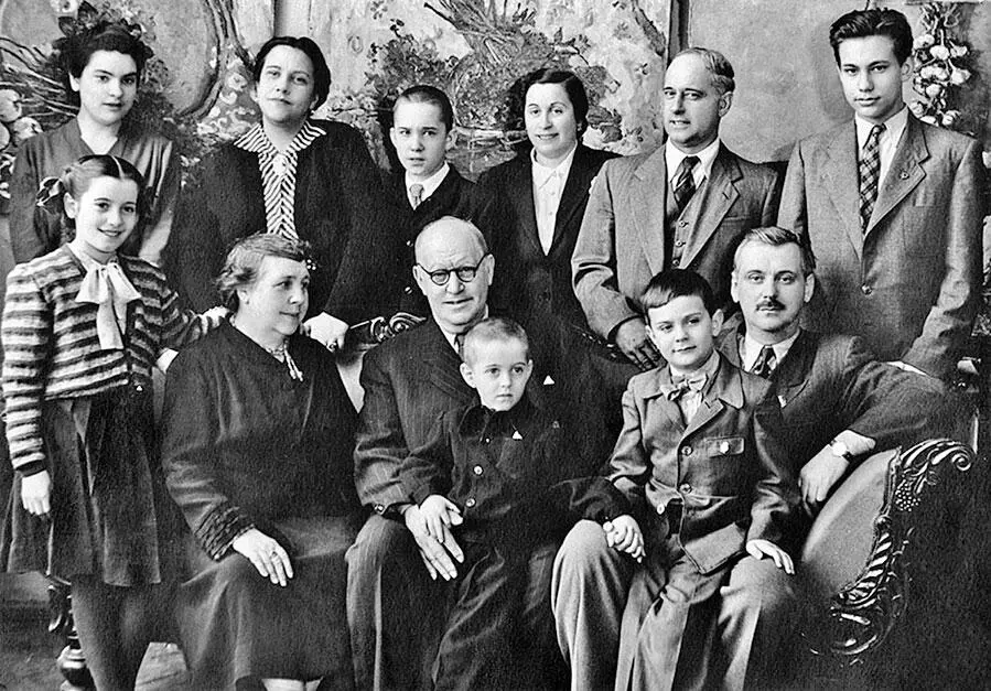 В кругу семьи 1954 г Верхний рядслева направо Е Семенова дочь Н П - фото 1