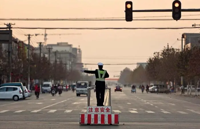 Полиция за работой На постаменте на котором стоит полицейский надпись Zhuyi - фото 4