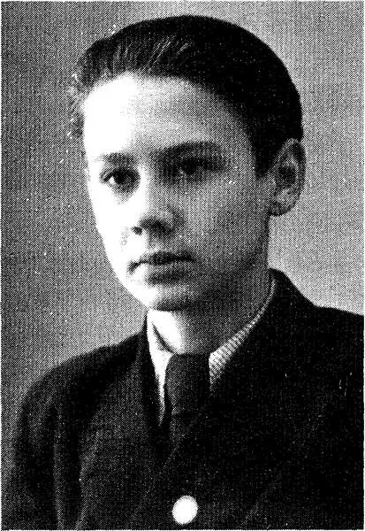 Шестнадцать лет В конце 1942 года мама заболела брюшным тифом Комнату с - фото 6