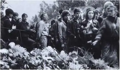 Похороны Виктора Цоя на Богословском кладбище Ленинград 19 августа 1990 - фото 30