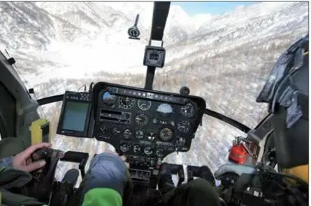 В кабине вертолета NH500 Каждый год зимой мы узнаем о трагедиях в горах - фото 47