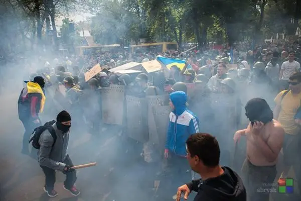 Мирные сторонники евромайдана и футбольные болельщики Интересно многие ли - фото 5