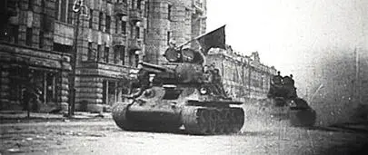 Т34 проезжают по Московской улице освобожденного Орла Советский солдат со - фото 37