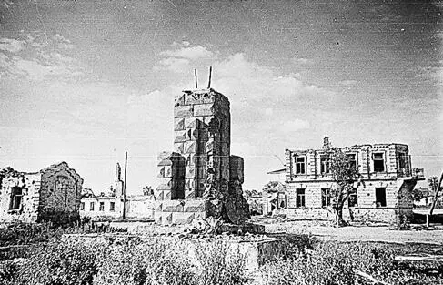 Воины 89й БелгородскоХарьковской гвардейской стрелковой дивизии проходят по - фото 45