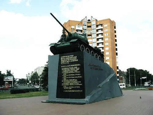 Память сердца Памятник воинамосвободителям г Чернигов Украина Вечером - фото 459