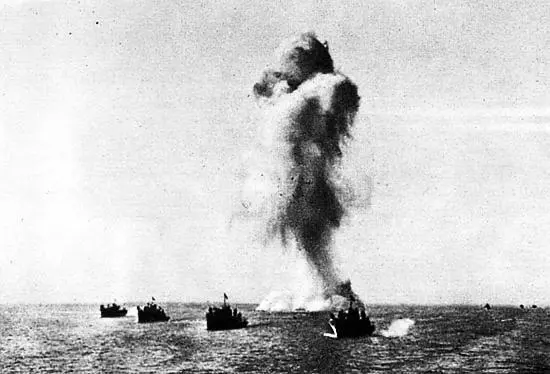 Советские катера идут на сближение с противником 1943 г В ночь с 21 на 22 - фото 460