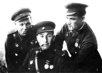 Участники освобождения Донбасса слева направо Герой Советского Союза - фото 472