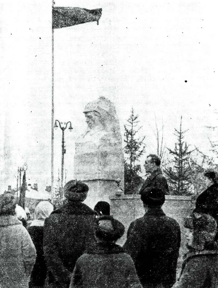 Памятник Николаю Островскому при школеинтернате 5 Москвы 18 марта 1966 года - фото 11