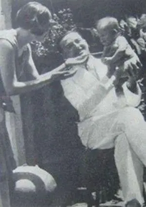Dr Bougrat in Venezuela with child believed to be his daughter circa 1930 - фото 6