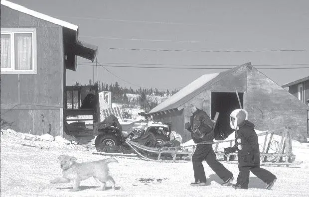 Village children and their dogs are omnipresent spectators at Iditarod - фото 18