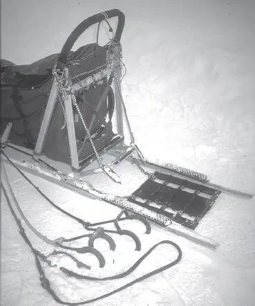 All sleds have some kind of brake usually the musher steps on the brake bar - фото 29