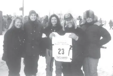The author and handlers take a photo break on Fourth Avenue before the race - фото 39