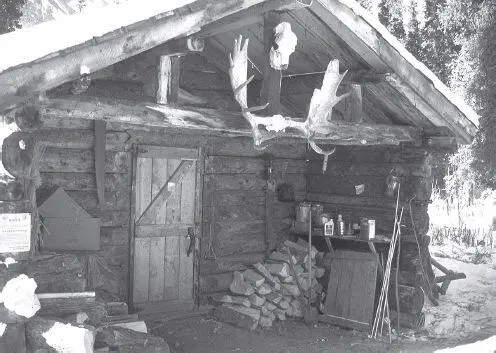 The old trappers cabin at Rohn is a relic of the early days of the century - фото 81