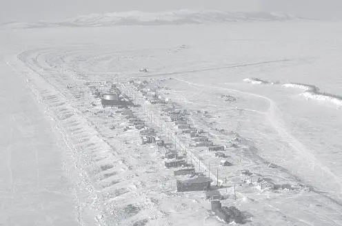 New Shaktoolik stretches along its single street sandwiched on a spit between - фото 112