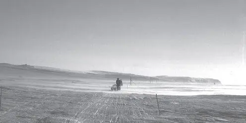 Rookie Sonny King emerges from a relatively mild 50mph ground blizzard between - фото 127