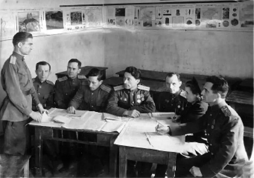 Заседание партбюро кон 1940х Госпиталь 1944 В парке культуры нач 1950х - фото 392