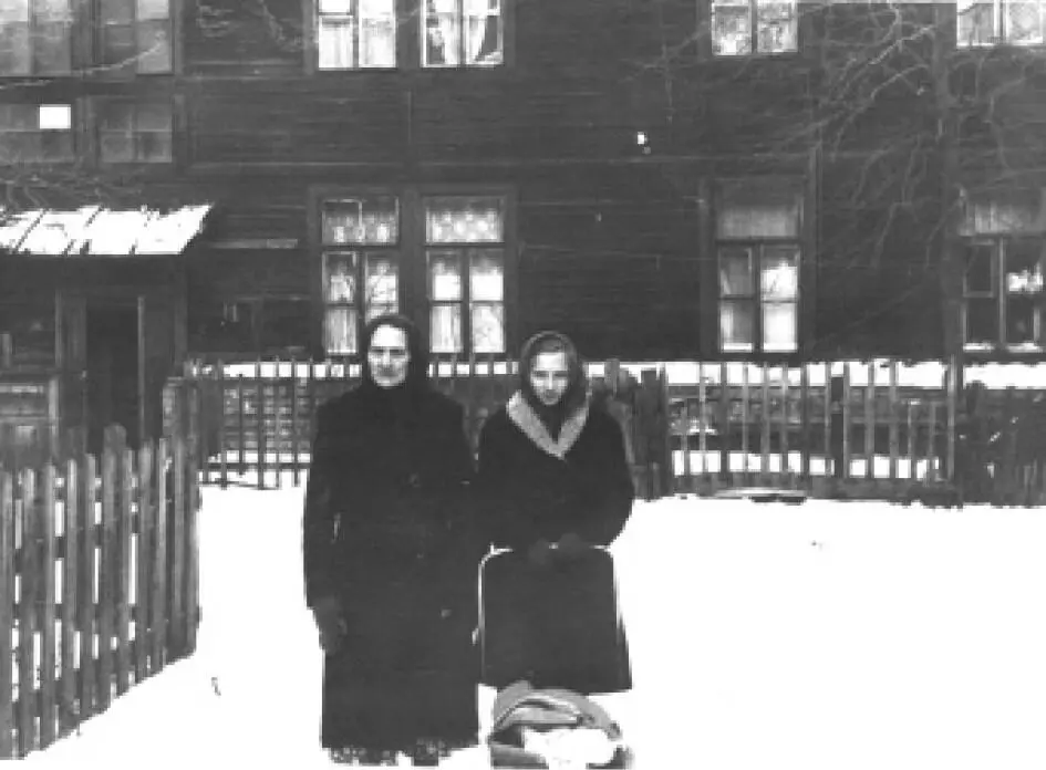 У рабочей казармы 1960е Награда за труд 1960е После Гражданской 1920е - фото 421