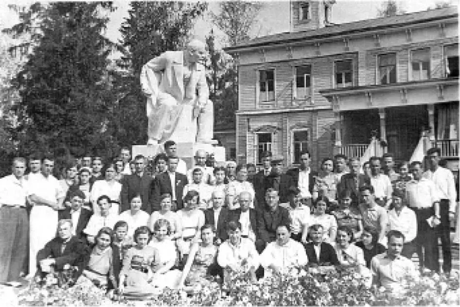 Под сенью Ленина 1950е Взвод 1950е Начало хоккея 1950е - фото 442