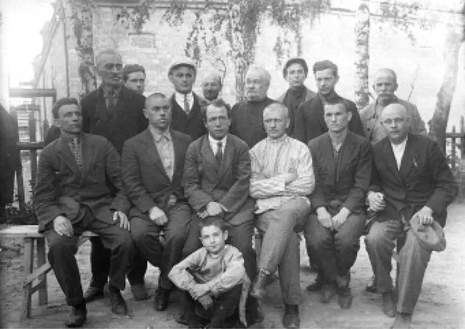Спецы 1920е Шляпка нач 1950х Мотоцикл М72 кон 1940х - фото 486