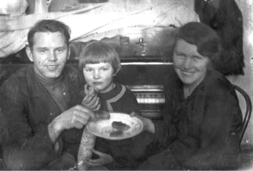 Семейный портрет 1930е Приятельницы 1930е На волжском пляже 1950е - фото 491