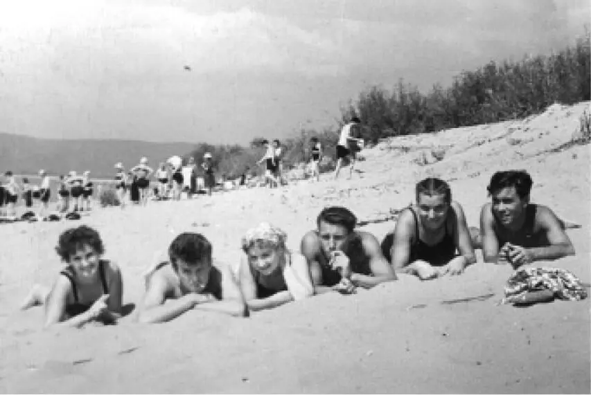 На волжском пляже 1950е В спальне 1960е Эпоха НЭПа 1920е - фото 493