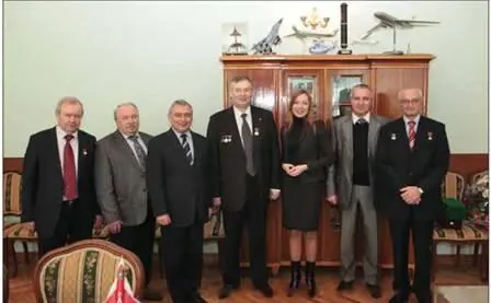 Ректор МАИ А Геращенко в центре и представители МВЗ им МЛ Миля - фото 2