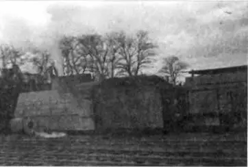 Русский блиндированный поезд 1917 г Мотоброневагон состоял из центрального - фото 28