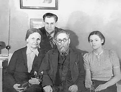 Александр Васильевич с женой Натальей Всеволодовной и детьми Борисом и - фото 14
