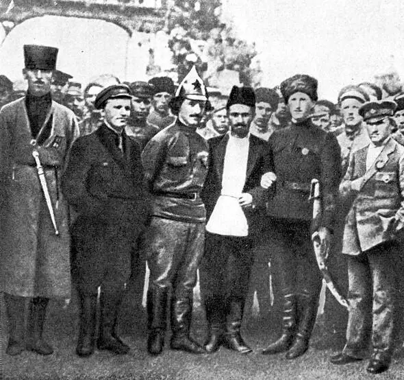 С Киров С Орджоникидзе А Микоян среди красноармейцев освободивших Баку - фото 12