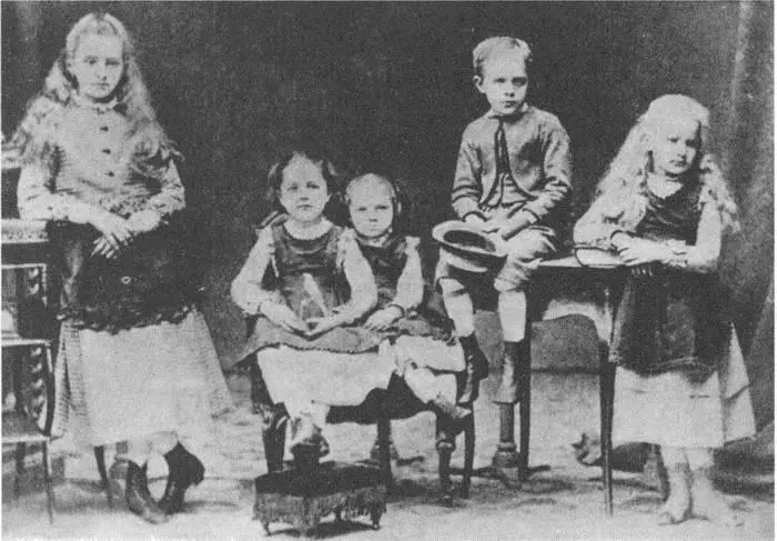 Дети семьи Склодовских слева направо Зося родилась в 1862 Хелена 1866 - фото 3