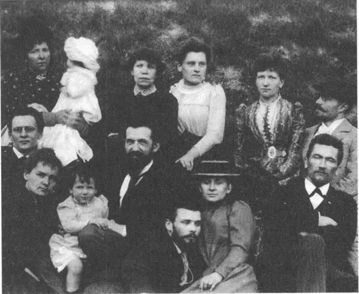 Мария внизу слева в семейном кругу Фотография была сделана когда она еще - фото 5