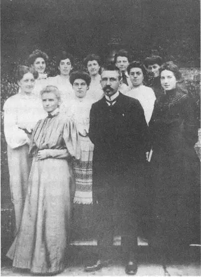 Поль Ланжевен и Мария вместе с группой учениц и коллег в 1910 году Мария и - фото 43