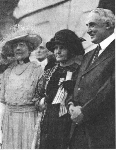 Президент США Уоррен Гардинг и Мария на приеме в Белом доме в 1921 году - фото 55