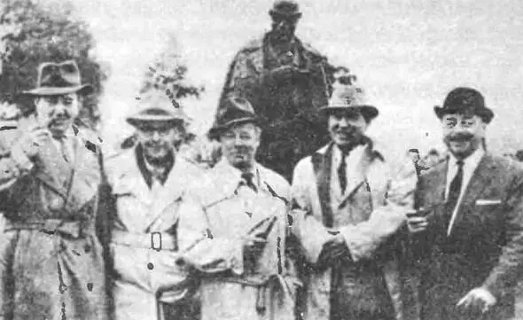На открытии памятника Мегрэ в Делфзейле 1966 г Ж Сименон второй слева в - фото 41