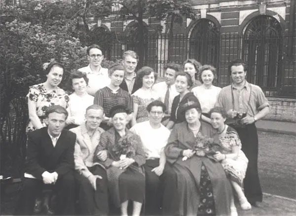 Рядом с Марией Михайловной солистка хора Г М Сандлера Лариса Кириянова во - фото 16
