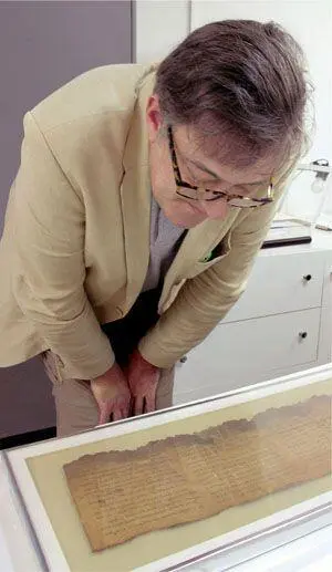 Stephen Fry examines a scroll at the Israel Antiquities Authority Pinyin Sir - фото 93