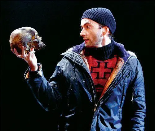 David Tennant holding Yoricks skull donated by André Tchaikovsky Richard - фото 138