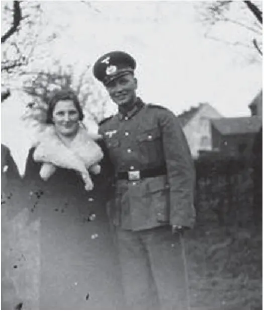 Kurt Franz with his mother in Düsseldorf 1937 Kurts beloved Barry 1943 In - фото 23