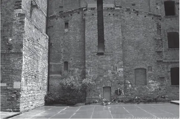 The outlines of the demolished crematorium The prison building from which - фото 32