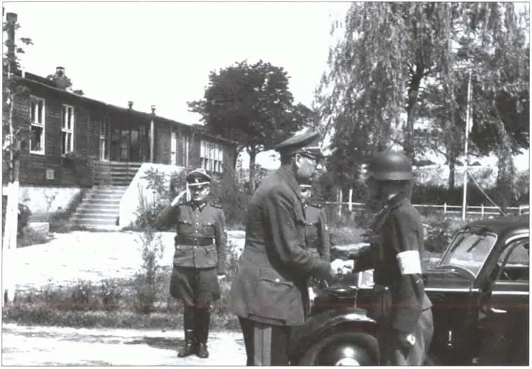 АА Власов в Дабендорфе На заднем плане начальник личной канцелярии генерала - фото 20