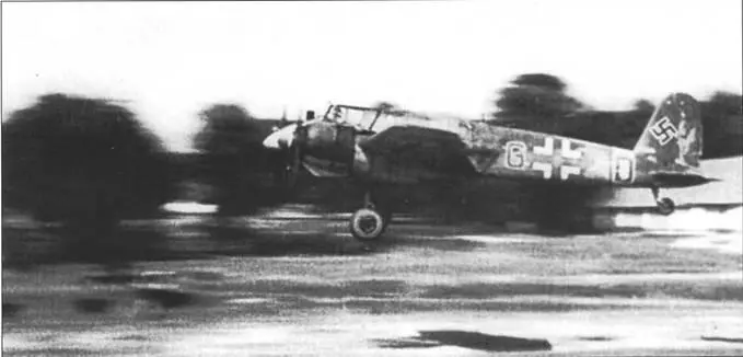 Взлет Hs 129В2 Красный G с аэродрома в Литве летом 1944 года Черпая D - фото 154