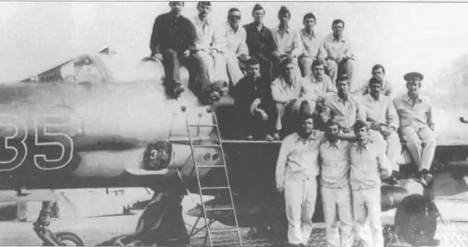 Техники 263й ОРАЭ фотографируются на фоне МиГ 21 МФ черный 35 На самолет - фото 128