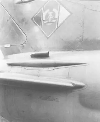 На этой фотографии восточногерманского МиГа хорошо видно расположение - фото 75